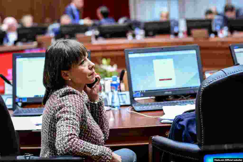МАКЕДОНИЈА - Вицепремиерката Мила Царовска негира дека додека била министерка за труд и социјала политика му давала поддршка на Бојан Јовановски - Боки 13. Нејзината реакција следува откако Јовановски, како првообвинет за случајот Меѓународен сојуз, денеска пред судот рече дека неговата организација функционирала како министерство за социјала и дека за тоа имал владина поддршка, споменувајќи ја и Царовска како помагател.