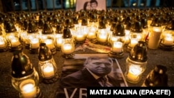 Об остроте кризиса в Словакии говорит надпись на портрете премьера Роберта Фицо: "Убийца". Братислава, 28 февраля 2018