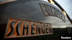 Inicijatorima “Malog Šengena” je uzor Šengenska zona, područje koje obuhvata 26 evropskih zemalja koje su zvanično ukinule sve pasoške i sve druge vrste granične kontrole na svojim zajedničkim granicama (fotografija: natpisi na vili u selu Šengen, Luksemburg)