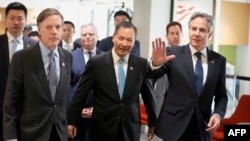 آنتونی بلینکن (نفر اول از راست) همراه با اریک ژنگ رئیس اتاق بازرگانی آمریکا و چین و نیکلاس برنز، سفیر آمریکا در چین
