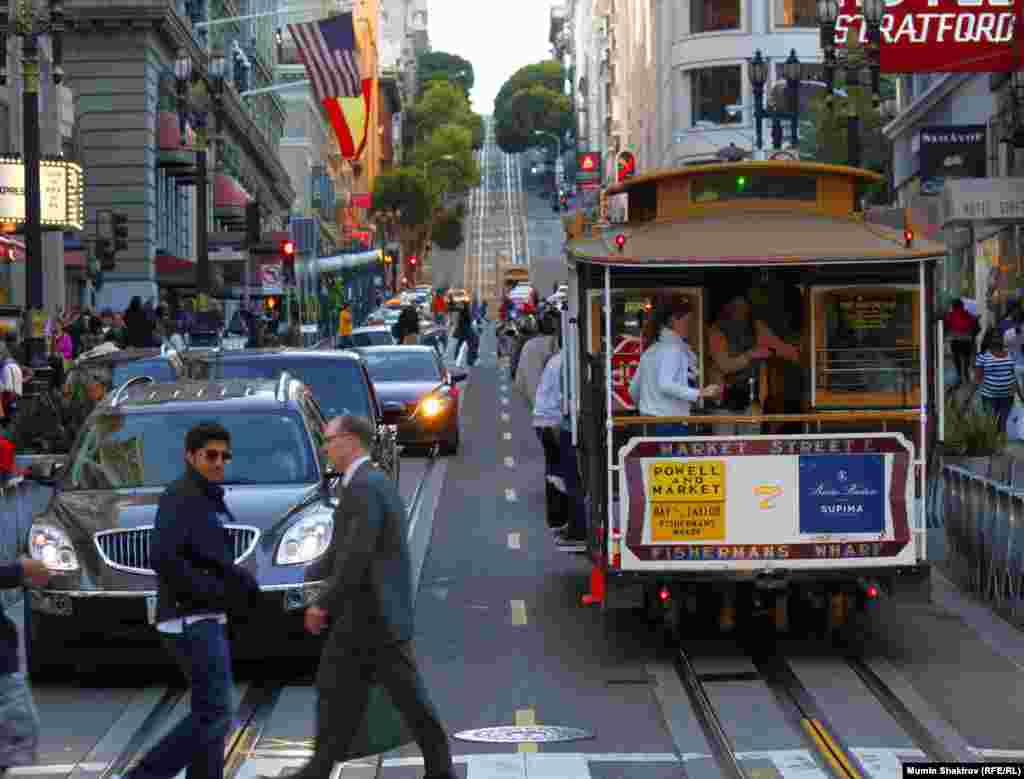 Сан-Франциско тармвайларына тар көшенің өзінде кедергі жоқ. Ал жолы ойлы-қырлы болып келетін бұл қаланың трамвай жүргізушілері де шебер.&nbsp;