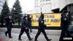 Ukrán nyelvi járőrök, avagy „raiderek” – így nevezte el a népnyelv azokat, akik a kereskedelmi egységekben ellenőrzik a nyelvtörvény betartását