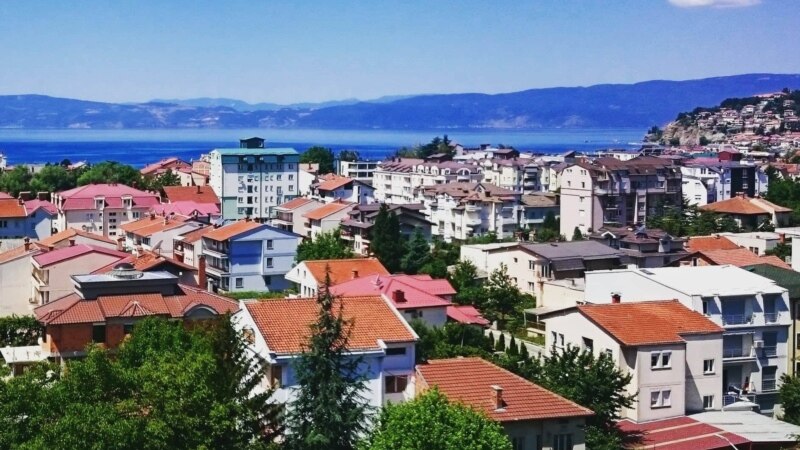 Во Охрид почна најавеното уривање на дивоградбите