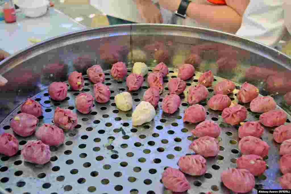 При приготовлении теста для этих мант использовался свекольный сок, поэтому манты получились розового цвета. Манты зеленого, черного и розового цвета отличались не только внешне, но и составом: в их начинке не было мяса, то есть они были вегетарианскими. Их готовили представители Ассоциации поваров Казахстана.