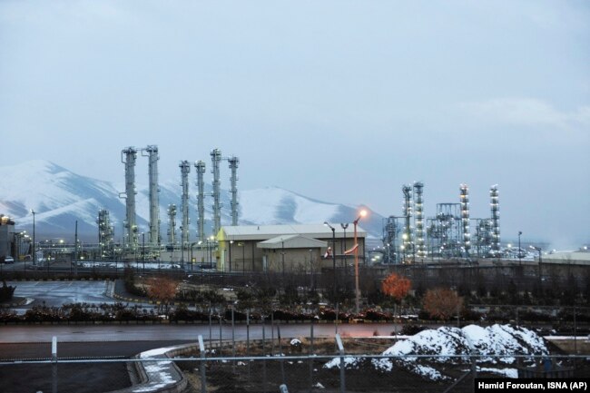 Иранский исследовательский реактор и завод по производству тяжелой воды в Араке (250 километров к юго-западу от Тегерана) на фотографии 10-летней давности. 15 января 2011 года
