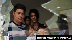 Polomljeni prozor u romskoj kući u Oseniku, 2. avgust 2011.