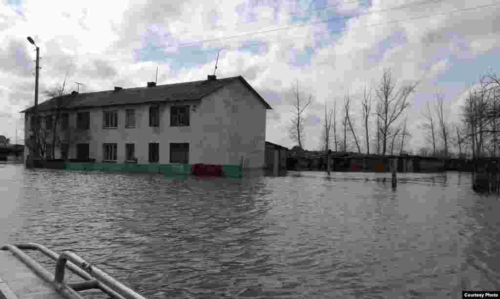 Три километра дороги между селами Гагаринское и Садовое остались под водой. По словам жителей, чтобы добраться в Садовое, нужна моторная лодка, на обычной лодке доплыть не получится.