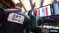 Traders in crude oil and natural gas options work on the New York Mercantile Exchange (file photo).
