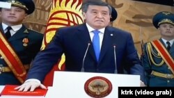 Избранный президент Кыргызстана Сооронбай Жээнбеков приносит присягу. Бишкек, 24 ноября 2017 года.