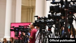 Камери на прес- конференција во Владата. 