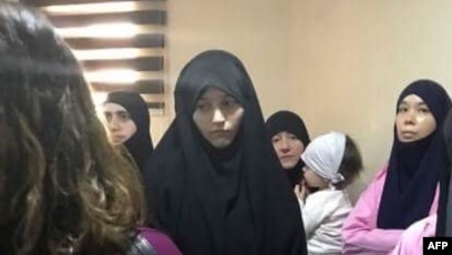 Жасырын камералар қыздарды қарап отыр