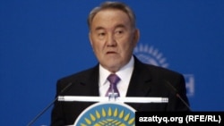 Президент РК Нурсултан Назарбаев выступает на 14 съезде партии «Нур Отан». Астана, 25 ноября 2011 года. 