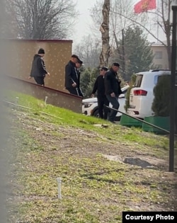 Ташиев сўроқдан чиққан пайтда олинган сурат. Бишкек, 19 март, 2026 йил.