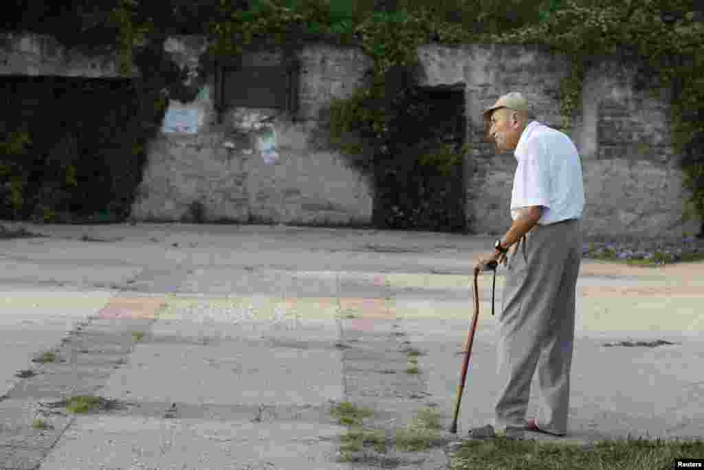 Teodor Kovač na mjestu gdje je bio zatočen i njegov otac, Beograd, 29. juli 2013. Foto: REUTERS / Marko Đurica 