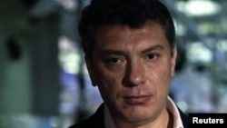 Борис Немцов, благодаря незаконной публикации частных телефонных переговоров, стал одним из самых обсуждаемых героев сетевых дневников уходящей недели.