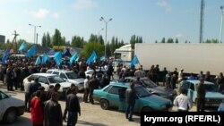 Крымские татары встречают Мустафу Джемилева в Армянске, 3 мая 2014 года
