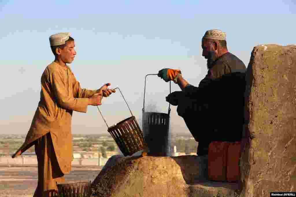 Afganët duke bërë tharjen e rrushit me teknika të vjetra, në Kandahar.