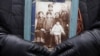 Жінка тримає фотографію своїх рідних, які померли від голоду, влаштованого сталінським радянським режимом у 1932-33 роках