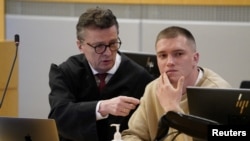 Wagner defector Andrei Medvedev (right) attends an an Oslo district court hearing accused of having participated in a fight outside a pub in the center of Oslo and of violence against the police on April 25.