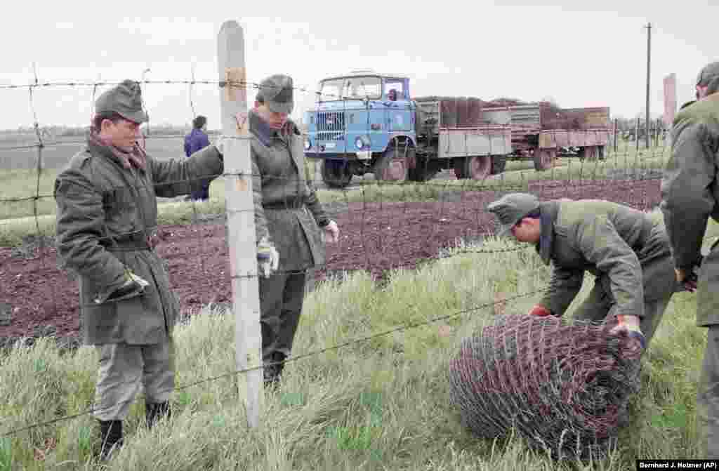 Hungarian border guards pack up the &quot;iron curtain&quot; during its removal from the Austrian border in May 1989. &ldquo;I erased that item from my budget,&rdquo; Nemeth later recalled of the decision to dismantle Hungary&#39;s border fence with Austria.&nbsp;&nbsp; &nbsp;