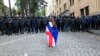 Tbilisidə qalmaqallı qanun layihəsinə etiraz edənlərdən biri polislərlə üz-üzə