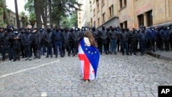 Tbilisidə qalmaqallı qanun layihəsinə etiraz edənlərdən biri polislərlə üz-üzə