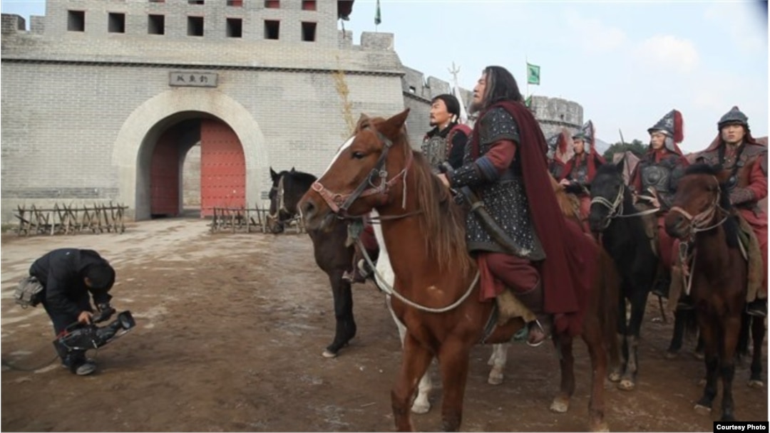 Үлкен кеуделі қызметшілермен жыныстық қатынас Анамның лас трусики туралы