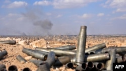 Снаряды и дым после удара с воздуха на район в сирийской провинции Дейр-эз-Зор. Иллюстративное фото.