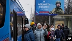 Reklamni pano sa slikom ruskog vojnika i porukom "Ponos Rusije" u blizini autobuske stanice, Moskva, 11. februara 2025.