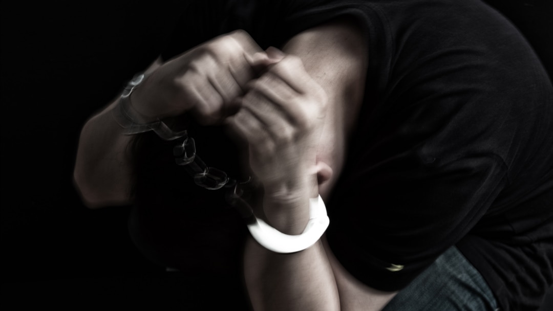 Шыбыннан шығып тұрған пенис