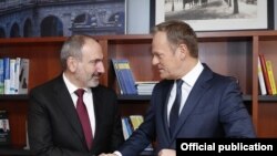 Премьер-министр Армении Никол Пашинян (слева) и председатель Европейской народной партии Дональд Туск, Брюссель, 9 марта 2020 г.