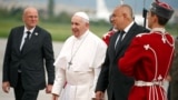 Papa Francisc a sosit la Sofia, fiind întâmpinat de premierul Boiko Borisov