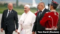 Papa Francisc a sosit la Sofia, întâmpinat de premierul Boiko Borisov.