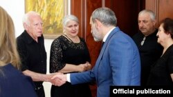 Armenia - Prime Minister Nikol Pashinian meets with relatives of police officers killed in a 2016 standoff with opposition gunmen, 28 June 2018.
