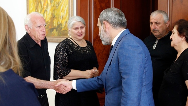 Armenian PM Meets Relatives Of Slain Policemen