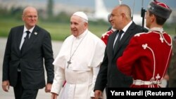 Papa Francisc a sosit la Sofia, fiind întâmpinat de premierul Boiko Borisov