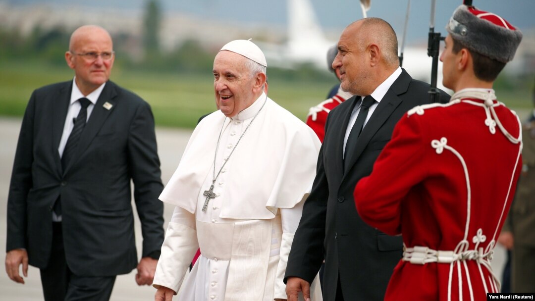 Papa Francisc a sosit la Sofia, întâmpinat de premierul Boiko Borisov.
