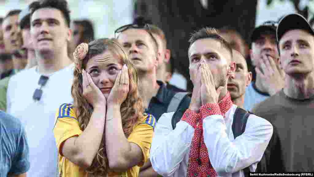 Розпач на очах вболівальників після пропущеного голу у ворота збірної України