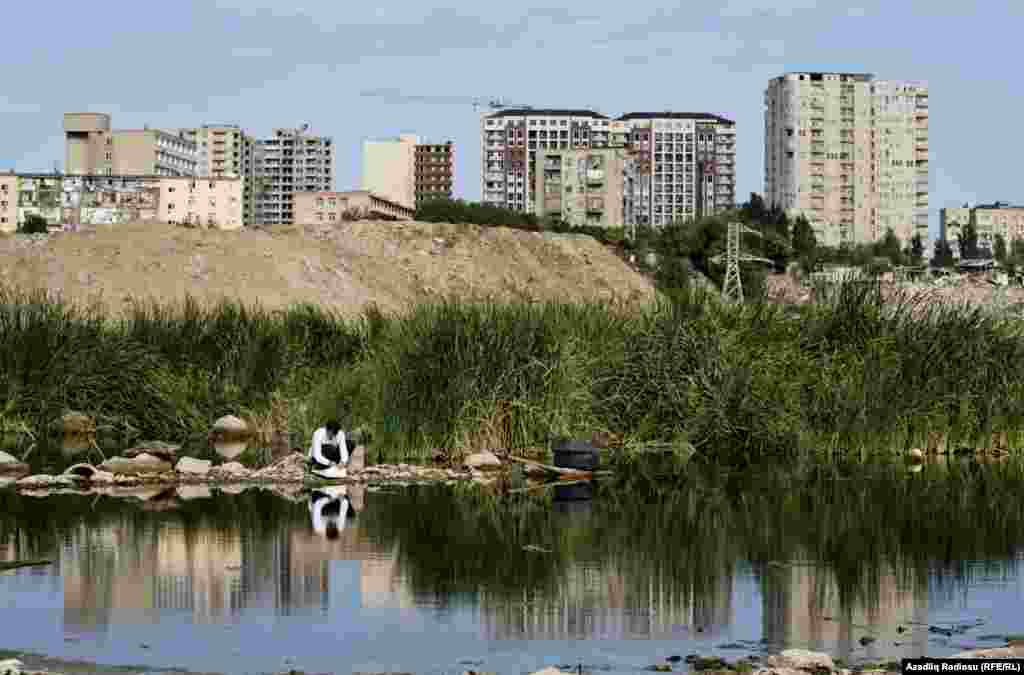 Bakıda aparılan tikintilər zamanı bir neçə göl &nbsp;qurudulub və ya ərzisi kiçildilib. &nbsp; 