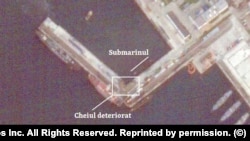 Супутниковий знімок ймовірного місця удару українського морського дрону СБУ по російському підводному човну у військовому порту Новоросійська, Росія, 16 грудня 2025 року