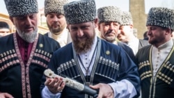 Глава Чечни в окружении чиновников