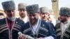 Глава Чечни Рамзан Кадыров (в центре) и его советник, депутат Госдумы Адам Делимханов (слева) 