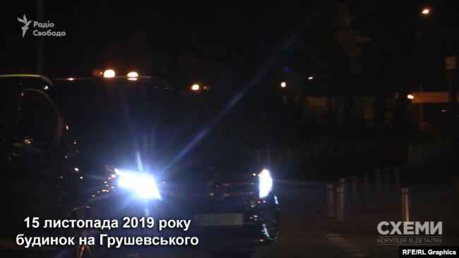 За чотири хвилини після Єрмака та Шефіра з паркінгу будинку виїхав вже знайомий мікроавтобус «Мерседес віано»