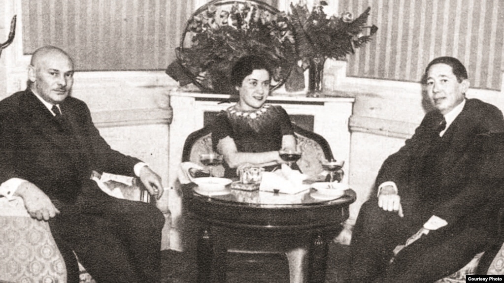 Întâlnirea dintre M. Ostrovski (stânga), ambasadorul URSS în România, și N. Titulescu la București