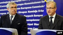 Bosnian Foreign Minister Sven Alkalaj (left) and EU Enlargement Commissioner Olli Rehn speak to reporters in Brussels.