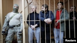 Військовополонені українські моряки на суді в Москві