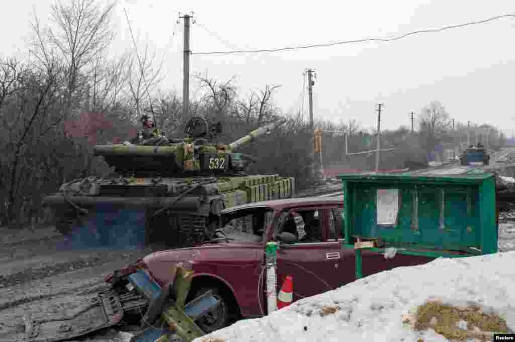 Український танк у селі Тоненьке за 5 км від аеропорту Донецька, 19 січня 2014 року