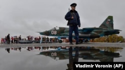 Un militar rus la baza aeriană de la Kant, în apropiere de Bișkek