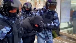 Полиция задерживает участника протеста в Москве, 31 декабря 2021 года