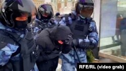 Полиция задерживает участника протеста в Москве, 31 декабря 2021 года